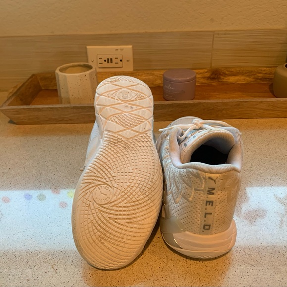 Lamelo ball basketball shoes - Picture 5 of 8